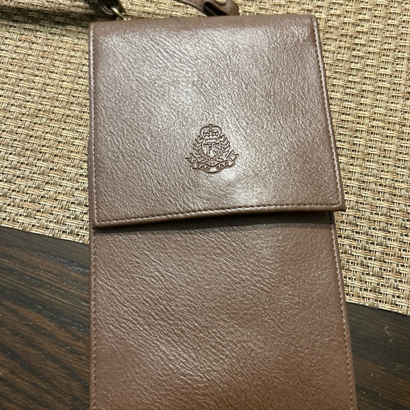 Unbranded crossbody with lots of compartments - Picture 4 of 6